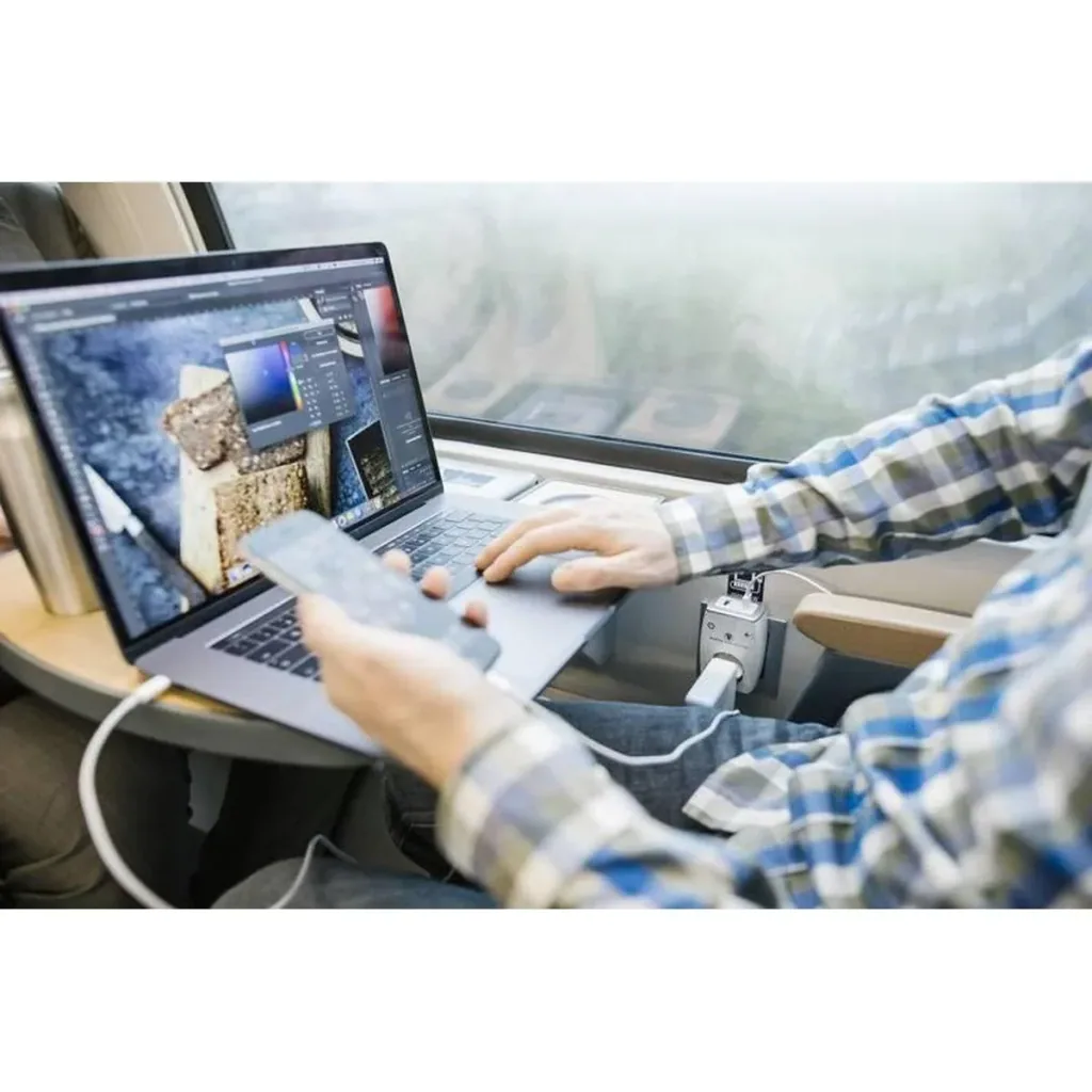 Steckdosen-Ladeadapter mit 2 USB-Anschlüssen, weiß