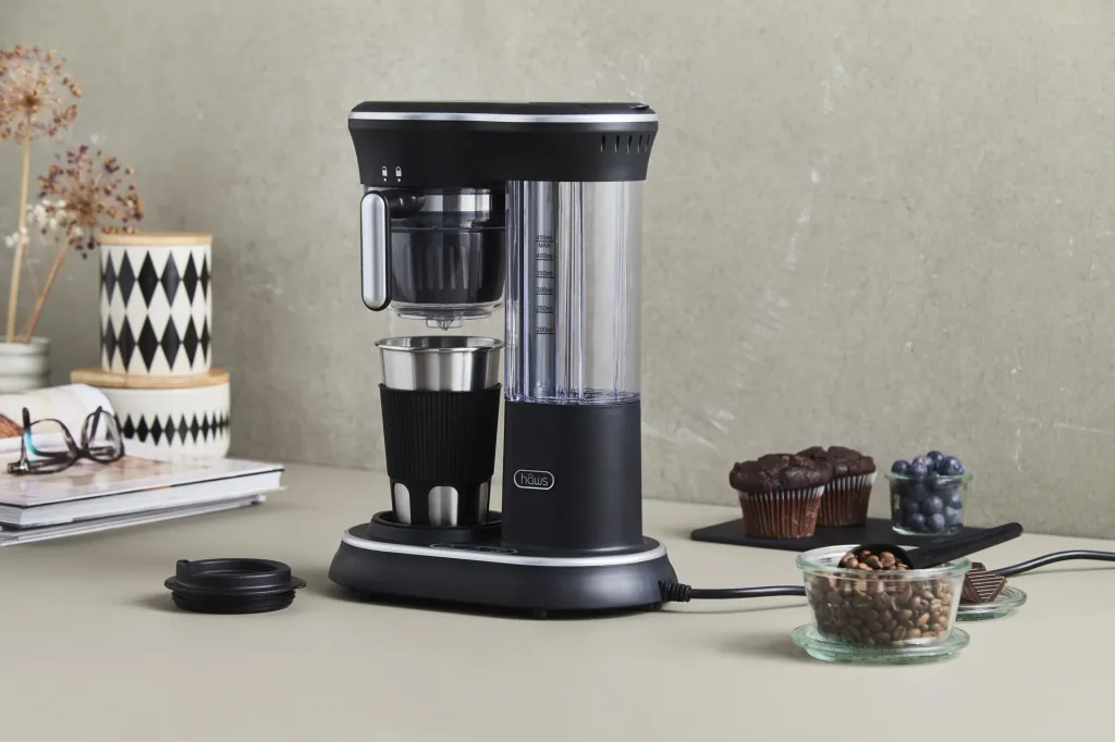 Kaffeemaschine mit Mahlwerk und Edelstahl-Trinkbecher