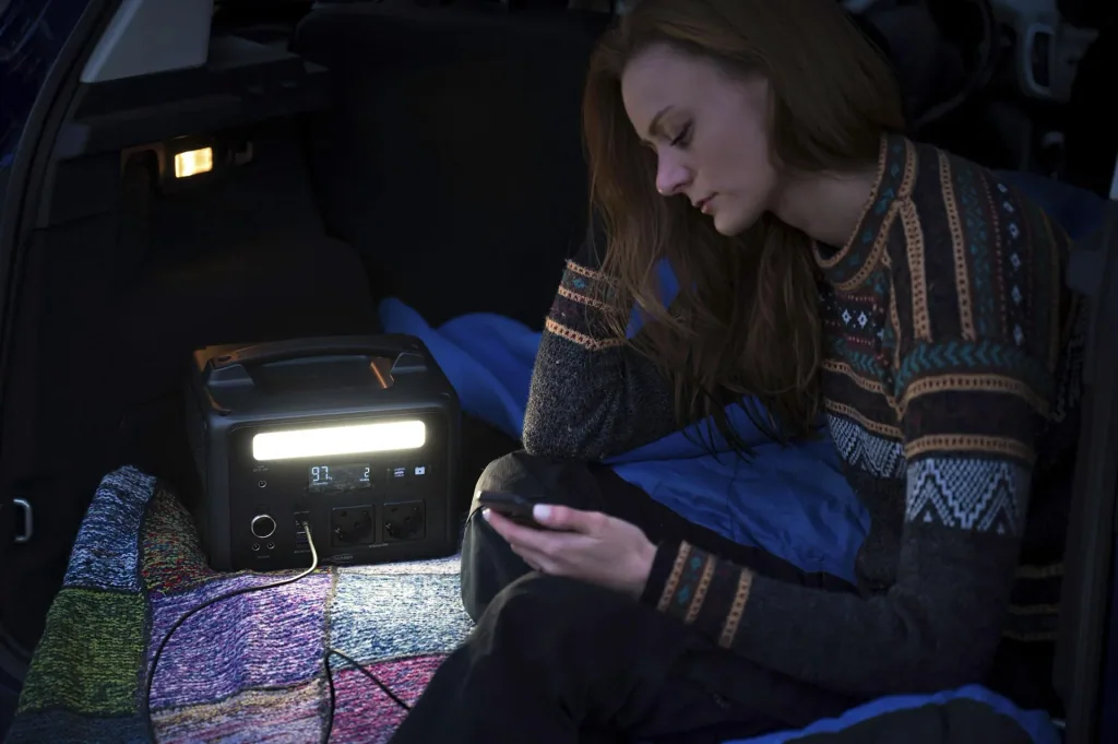 Powerstation mit LED Lampe, AC Steckdosen, Autosteckdose und USB, 600 Watt