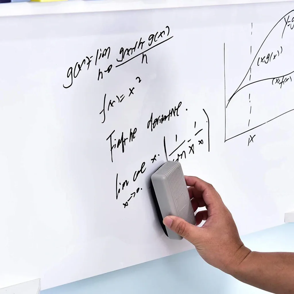Schreibtisch mit Whiteboard