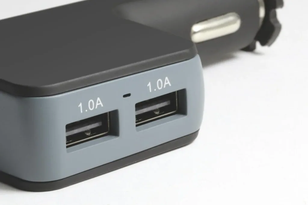 Universale Smartphone-Autohalterung und 4-fach USB-Ladegerät für mobile Geräte