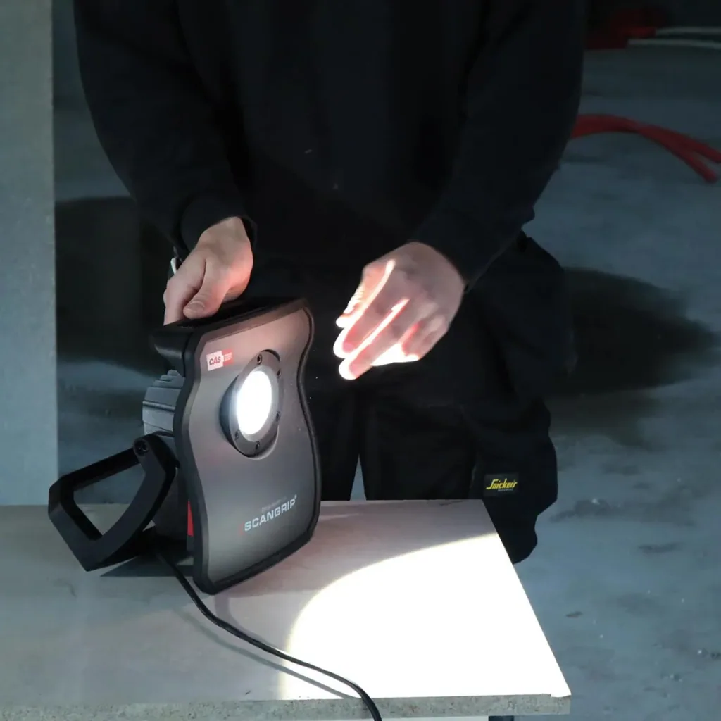 Handflutlichtstrahler NOVA 4 CAS mit abnehmbarem Diffuser