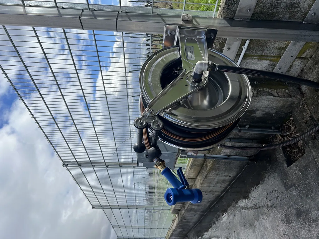 Schlauchaufroller OSM610 aus Edelstahl mit 20 m Gummischlauch