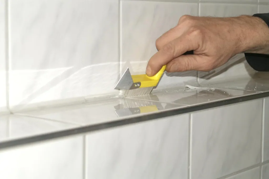 Fugenmesser mit beidseitig schneidender Klinge und Reinigungsbürste