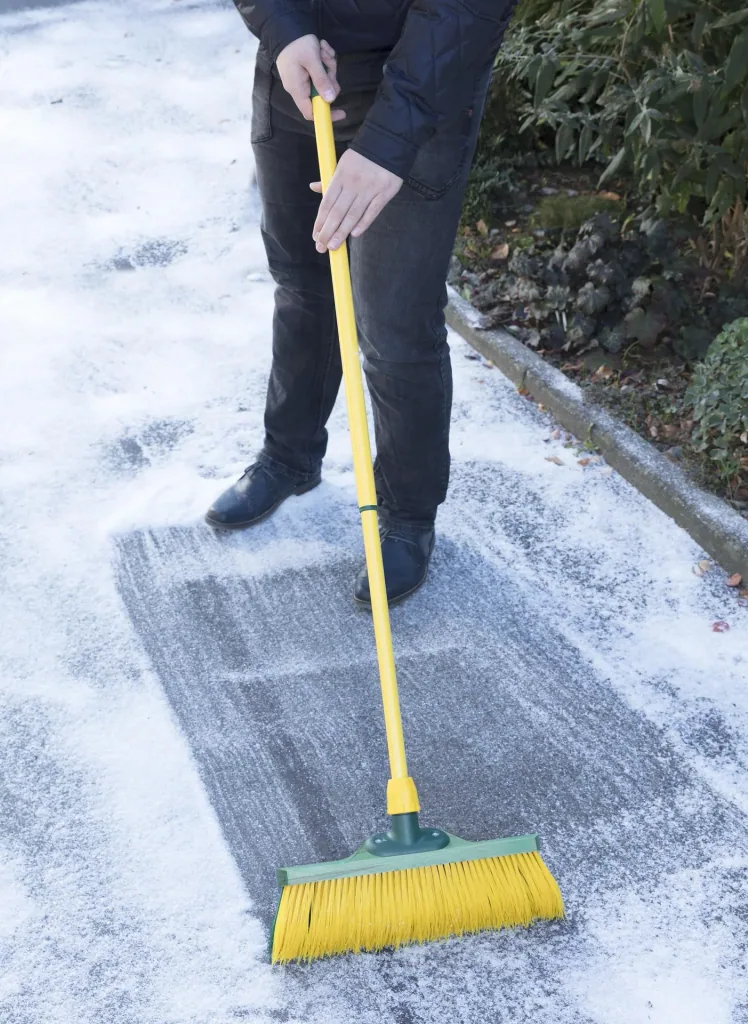 Krallenbesen mit Teleskopstiel, 40 cm breit