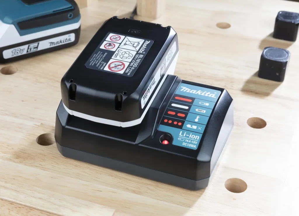 Akku-Bohrschrauber DF457DWLX181 18 Volt inklusive Akku-Lampe