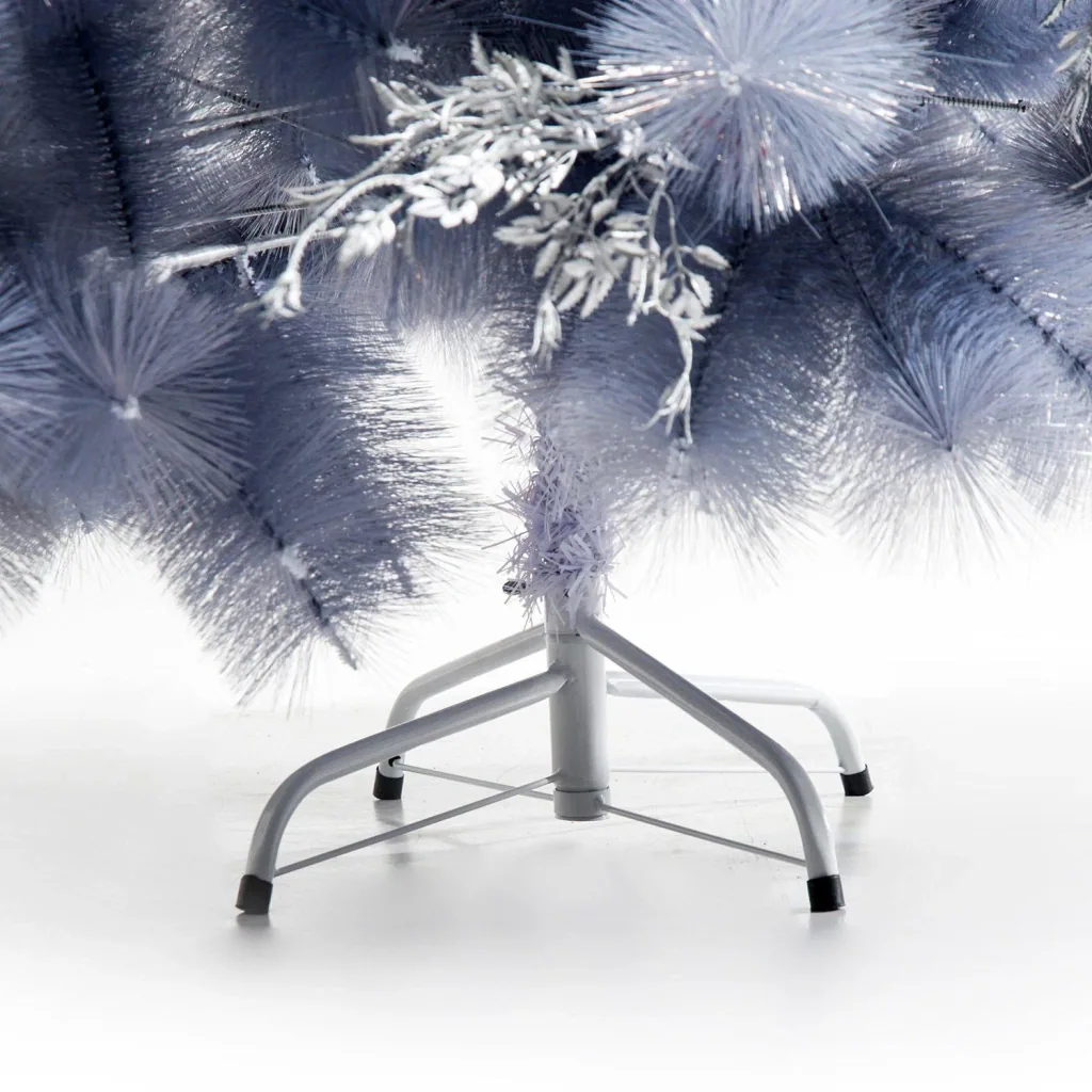 Künstlicher Weihnachtsbaum mit silber Zweigen und roten Beeren