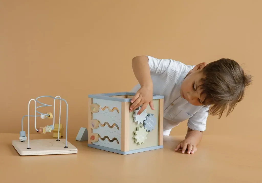 Little Dutch Aktivitätswürfel Ocean: Motorikwürfel aus Holz mit Formensortierer, Puzzle & Perlenspirale