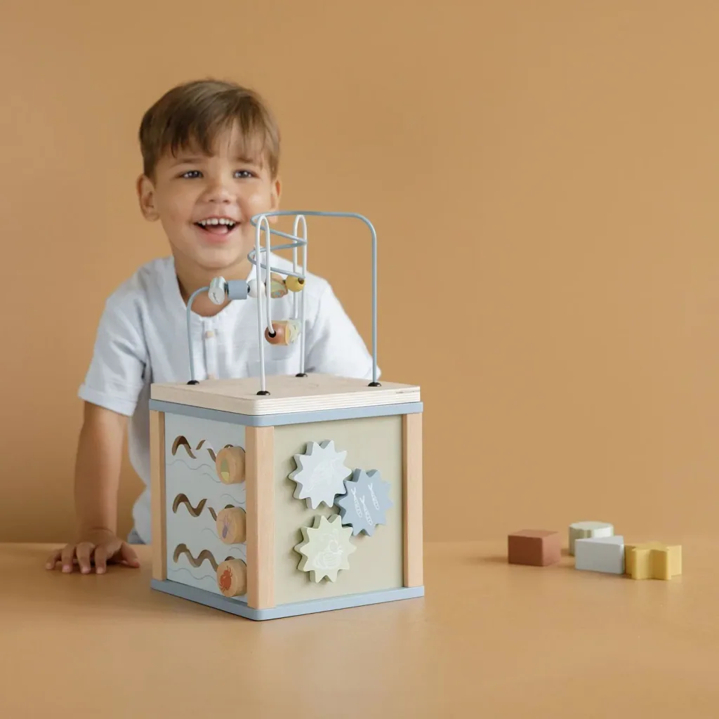 Little Dutch Aktivitätswürfel Ocean: Motorikwürfel aus Holz mit Formensortierer, Puzzle & Perlenspirale