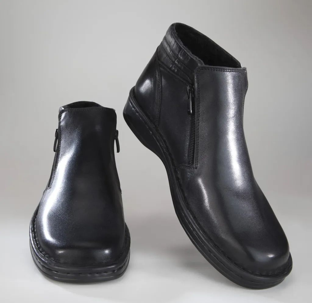 Halbstiefel mit Reißverschlüssen und Warmfutter, Farbe schwarz, Gr. 46, Gratis dazu ein Paar Einlegesohlen