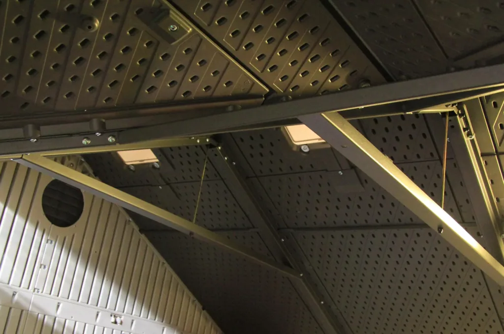 Lifetime Gerätehaus Sky 304,8×243,8×243,8 cm Lichtgrau – 4 Dachfenster, stahlverstärkt