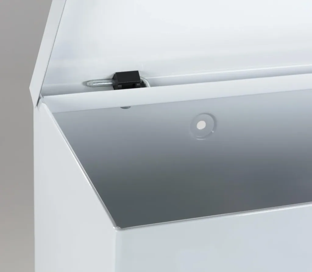 Staubox aus Metall mit Schlossvorrichtung