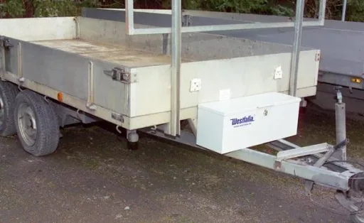 Staubox aus Metall mit Schlossvorrichtung