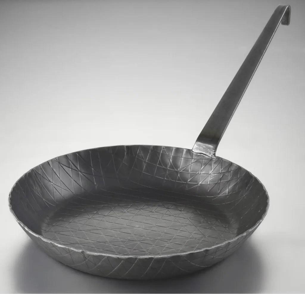 Schmiedeeiserne Bratpfanne, mit hohem Rand und Hakenstiel, Ø 24 x 4 cm