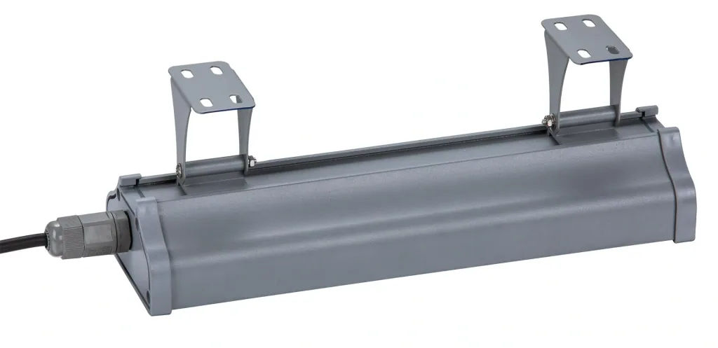 LED-HighBay in linearer Form bietet 50 W, 6200 lm, 5000 K (neutralweiß) und IP65 Schutz