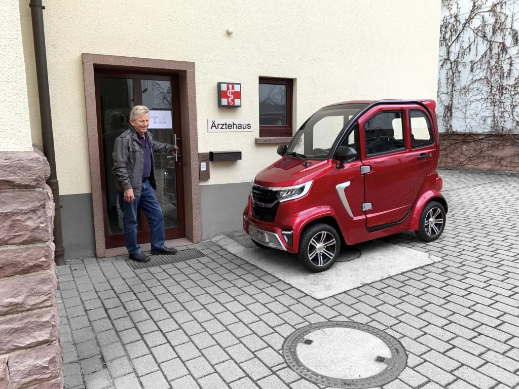 4-Rad E-Kabinenfahrzeug eLazzy Premium 45 km/h rot, mit kostenloser Vor-Ort-Einweisung