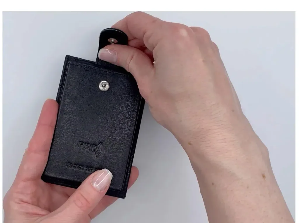 Kreditkartenbörse "Push & Pull", schwarz