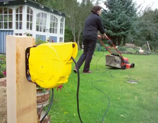Automatik Kabeltrommel mit 9 m + 2 m Verlängerung, Kabelaufrollautomatik, IP20