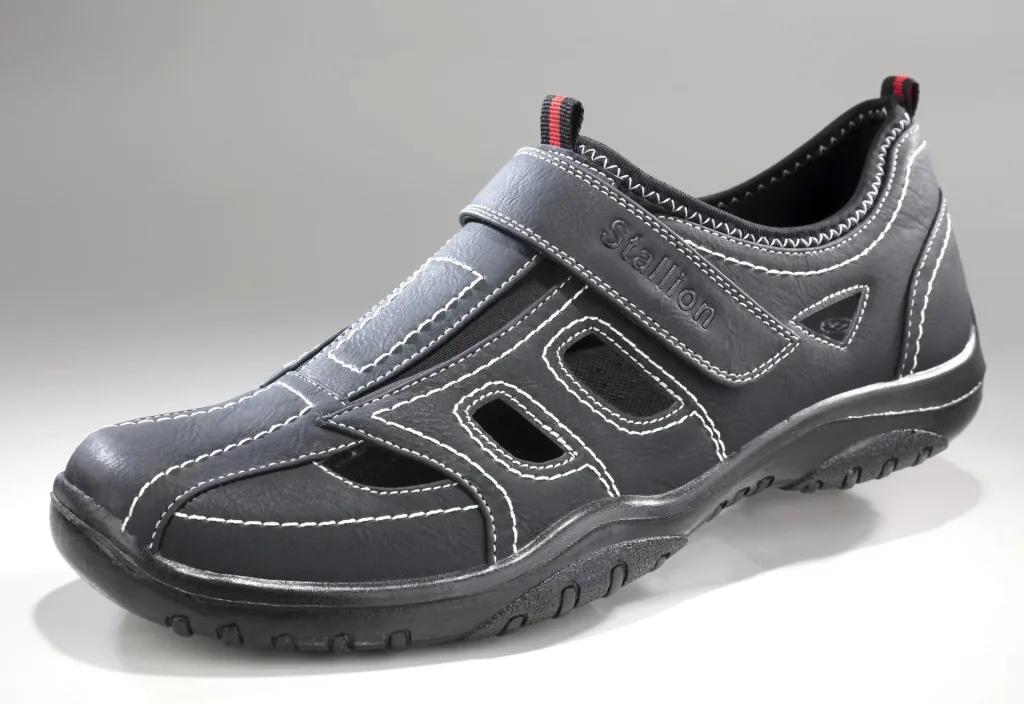 Slipper mit Klimazonen und Kletverschluss, Farbe schwarz, Gr.45