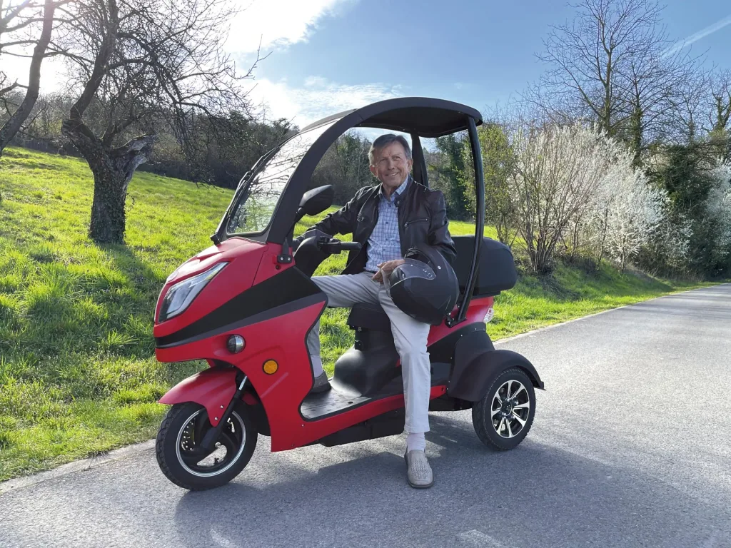 E-Kompaktroller "Lucca Trio" - 25 km/h - Wind und wettersicher, rot