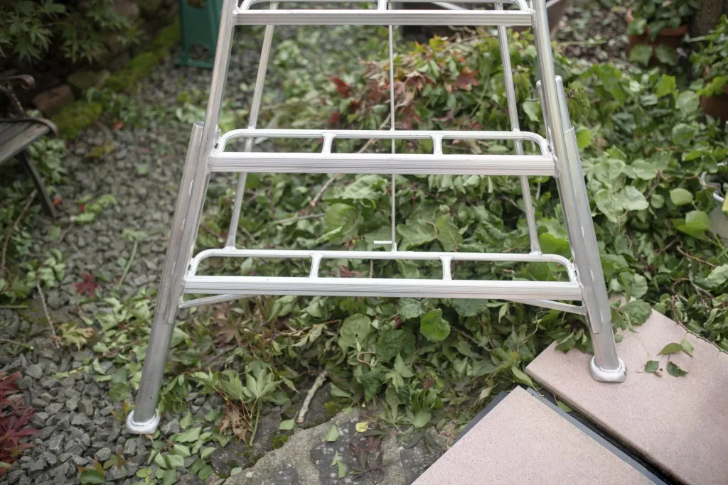 Niwaki Dreibein-Gartenleiter 3-Holm 140×226,5×301 cm Aluminium Silber – höhenverstellbares Standbein