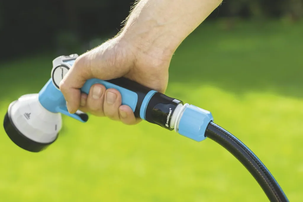 Schnellkupplung Gartenschlauch mit Wasserstop Ergo, ABS-Material, Ø12.5 mm 1/2 Zoll Schlauchanschluss, geeignet für Gartenbewässerung und Bewässerungssysteme, interner Stop-Mechanismus, blau schwarz, 47.3 g