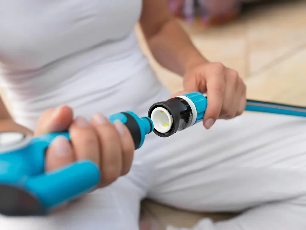 Schnellkupplung Gartenschlauch mit Wasserstop Ergo, ABS-Material, Ø12.5 mm 1/2 Zoll Schlauchanschluss, geeignet für Gartenbewässerung und Bewässerungssysteme, interner Stop-Mechanismus, blau schwarz, 47.3 g