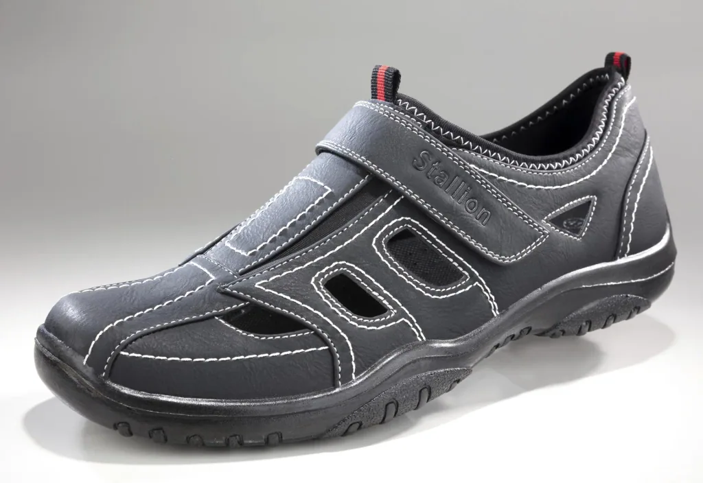 Slipper mit Klimazonen und Klettverschluss, Farbe schwarz, Gr.40