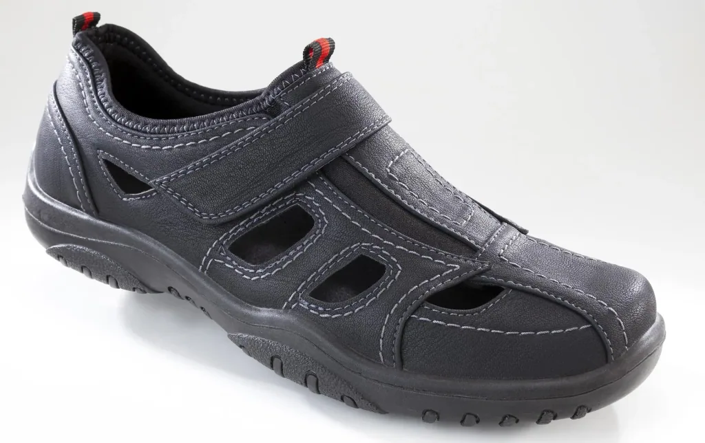 Slipper mit Klimazonen und Klettverschluss, Farbe schwarz, Gr.40