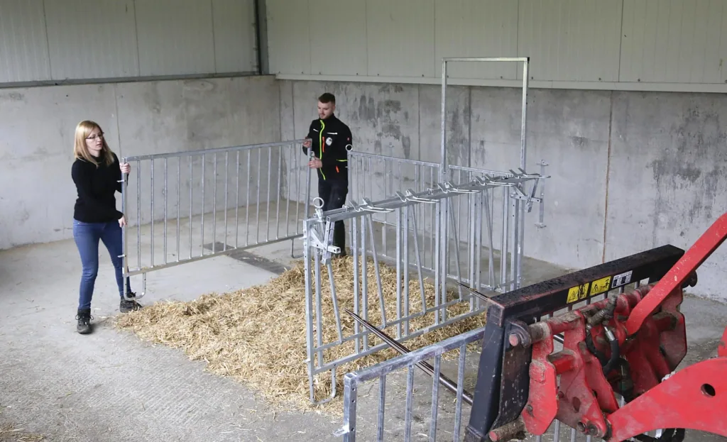 Zaunteil mit Tür und Fressplätzen, kurz, für modulare Zaunaufstallung