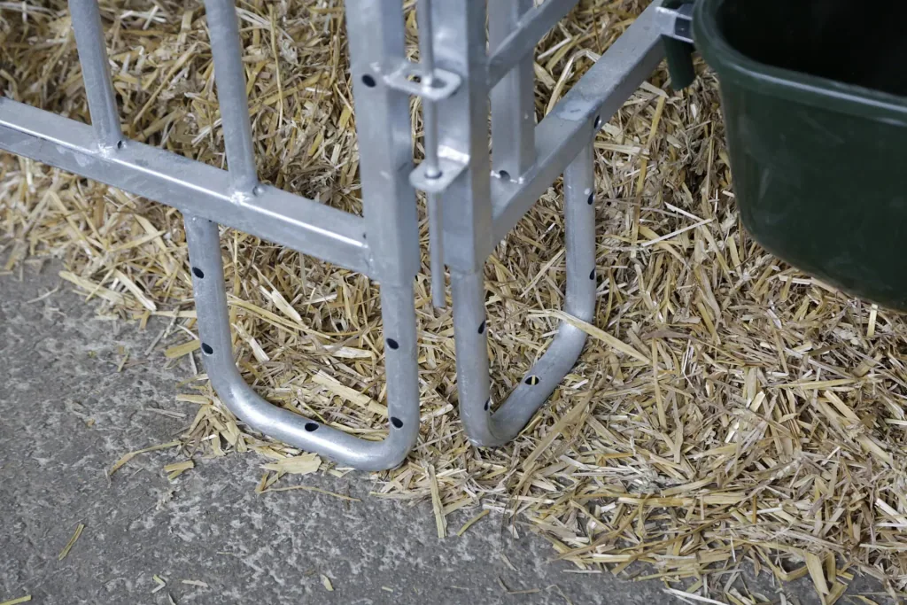 Zaunteil mit Tür und Fressplätzen, kurz, für modulare Zaunaufstallung