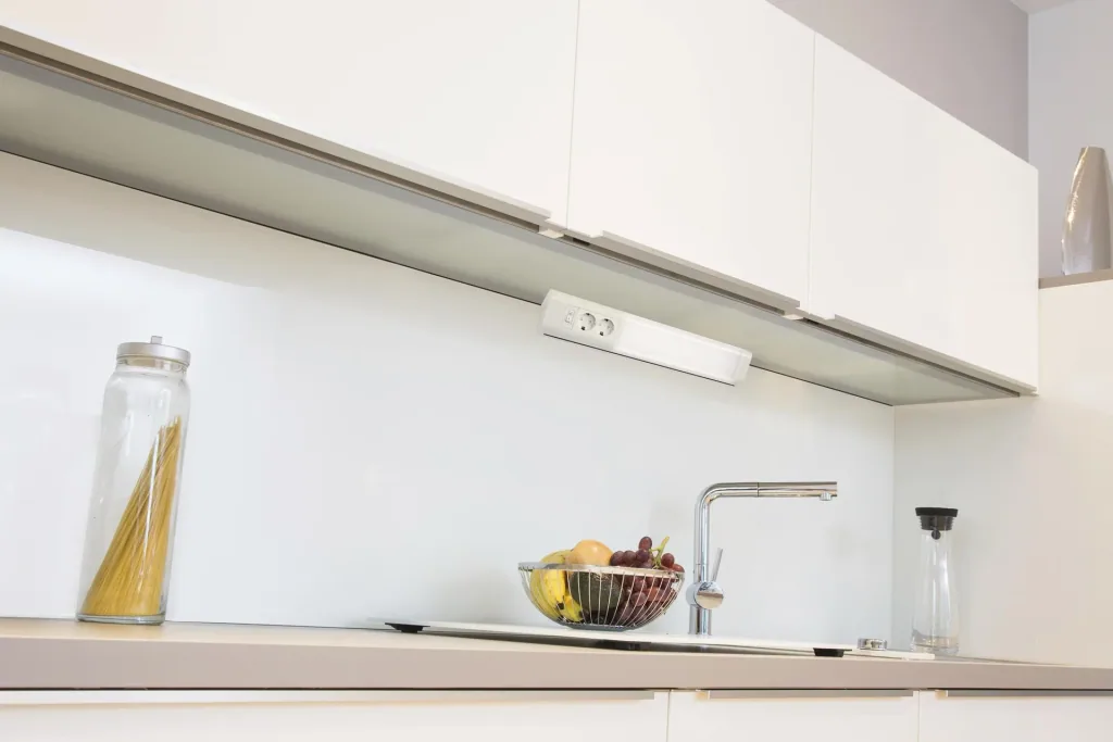 LED Unterbauleuchte in weiß mit 2 Steckdosen, 501mm