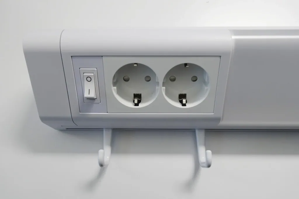 LED Unterbauleuchte in weiß mit 2 Steckdosen, 762mm