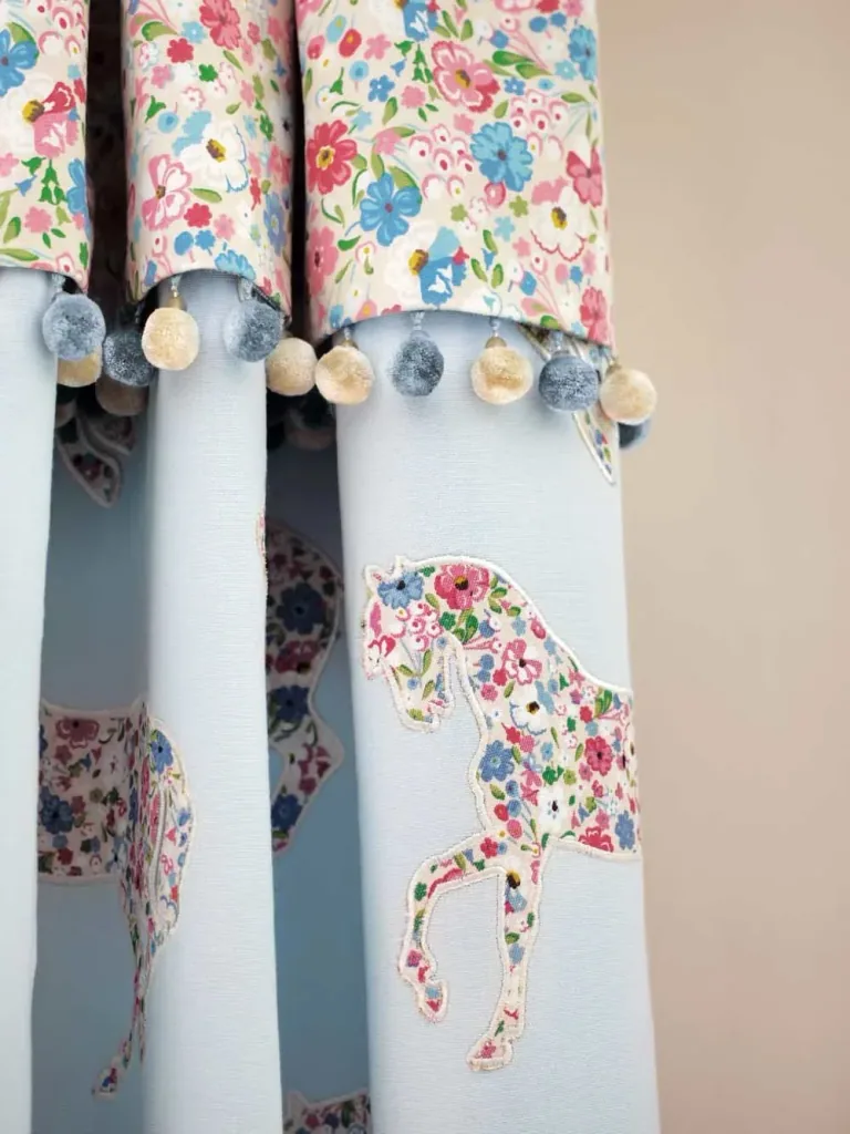Little Sanderson Abracazoo Motivstoff appliziert Pferde creme hellblau