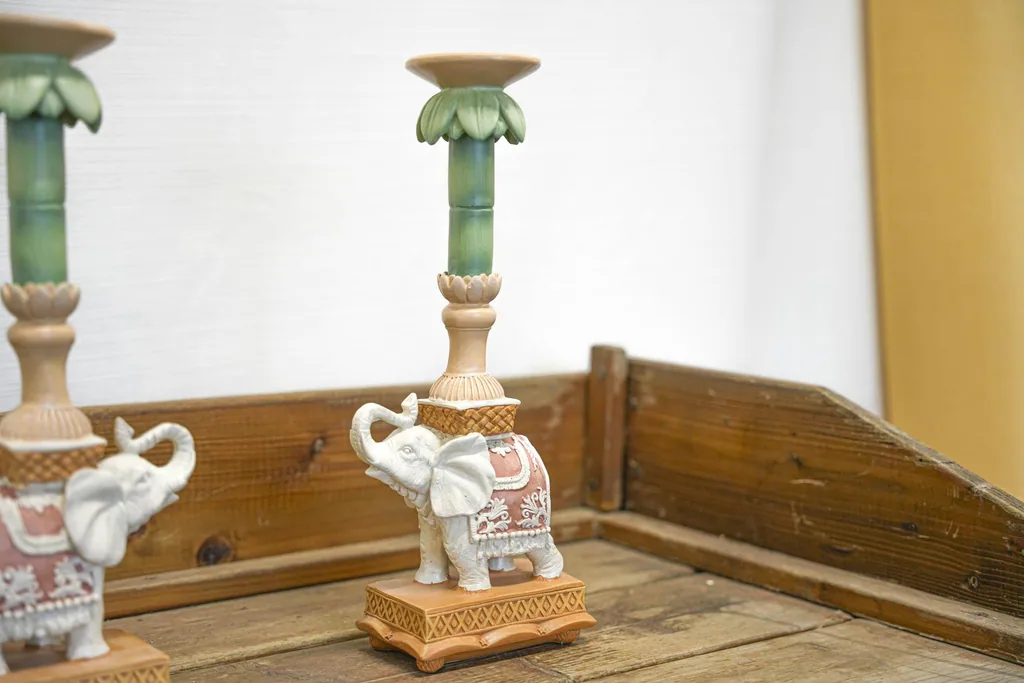 Kerzenhalter - Elefant rosa/grün - Polyresin - 34,50 cm