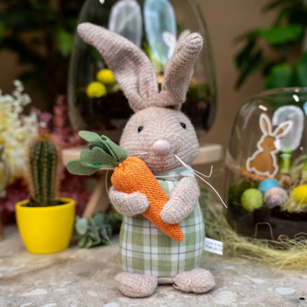 Osterhase Dekoration - Beschwerter Plüschhase mit Karotte - Höhe ca. 30 cm