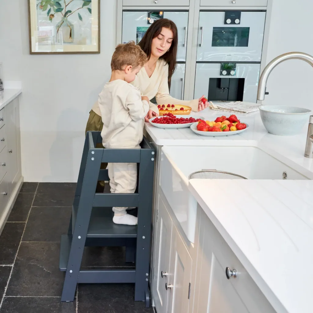 Alavya Home Lernturm Neo - Stehhilfe für Kinder | Stylisch Hocker, Kippschutz aus Buchenholz Höhenverstellbar | Montessori Küchenhelfer | Learning Tower | ab 1 Jahr bis 70 Kilo belastbar | Little Helper | Farbe: Anthrazit