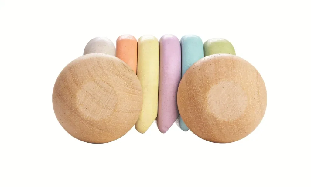 Plan Toys - Babyauto pastell, Gummibaumholz