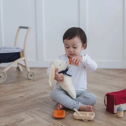 Plan Toys Spielzeug Puppen-Fütter-Set Holz