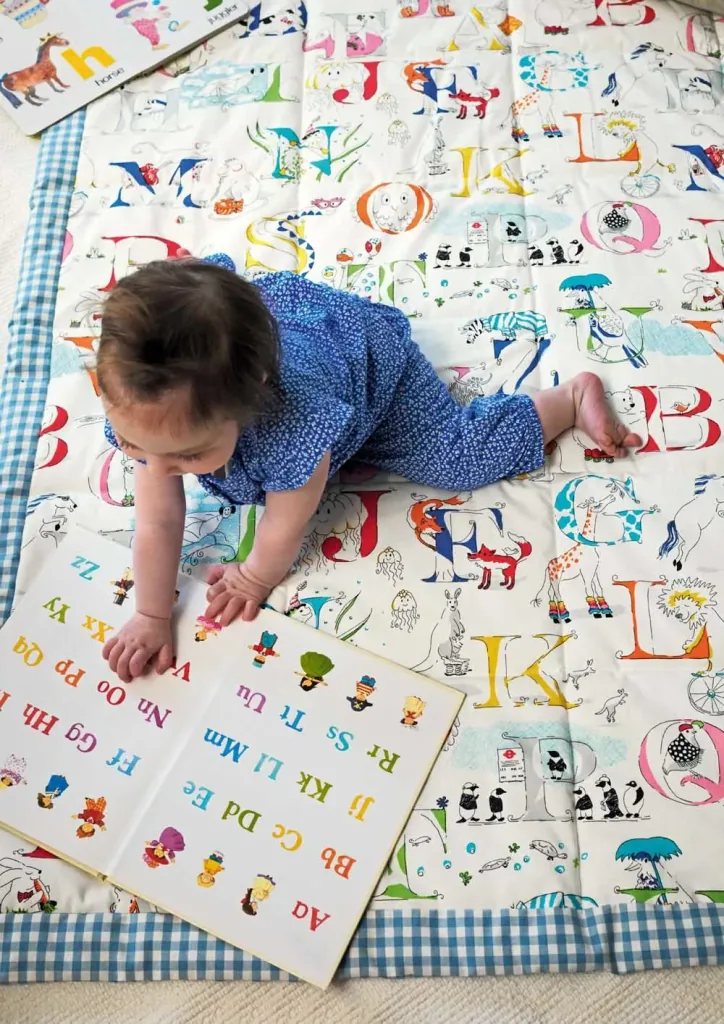 Little Sanderson Abracazoo Motivstoff Alphabet creme Rainbow