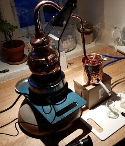 Destille, Destilliergerät, Destillationsapparatur - mit Spiritusbrenner, 1,25L