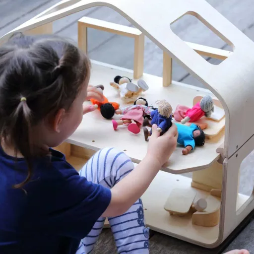 Plan Toys Modernes Puppenhaus möbliert Holz natur