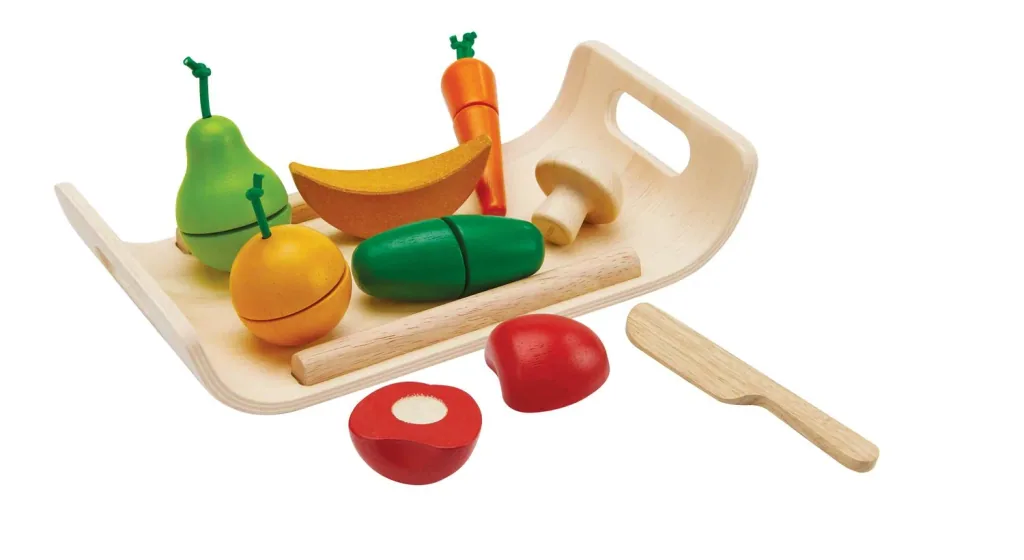 Plan Toys - Schneidebrett Obst & Gemüse, Gummibaumholz