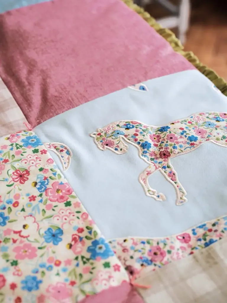 Little Sanderson Abracazoo Motivstoff appliziert Pferde hellblau