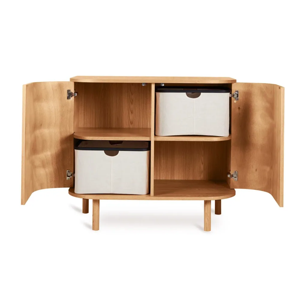 Quax Yume Kommode mit Eschenholzbeinen und MDF-Türen, Schiebesystem und Soft-Close-Funktion, Farbe: Naturasche