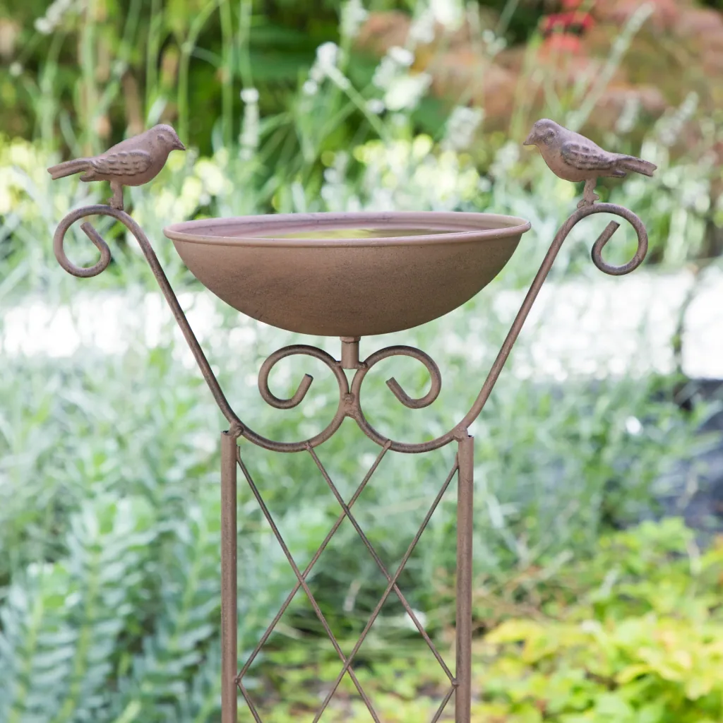 Vogeltränke mit Rankhilfe