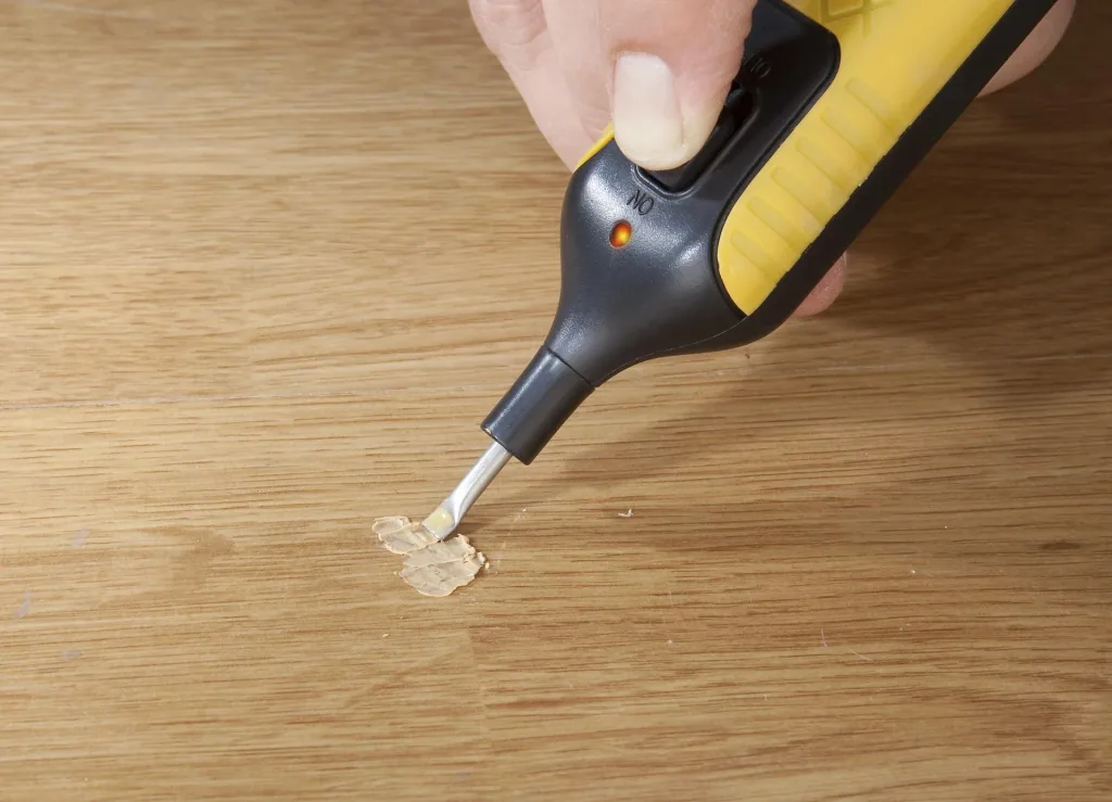 Reparatur-Set für Laminat und Parkett mit 11 Farben Hartwachsstangen