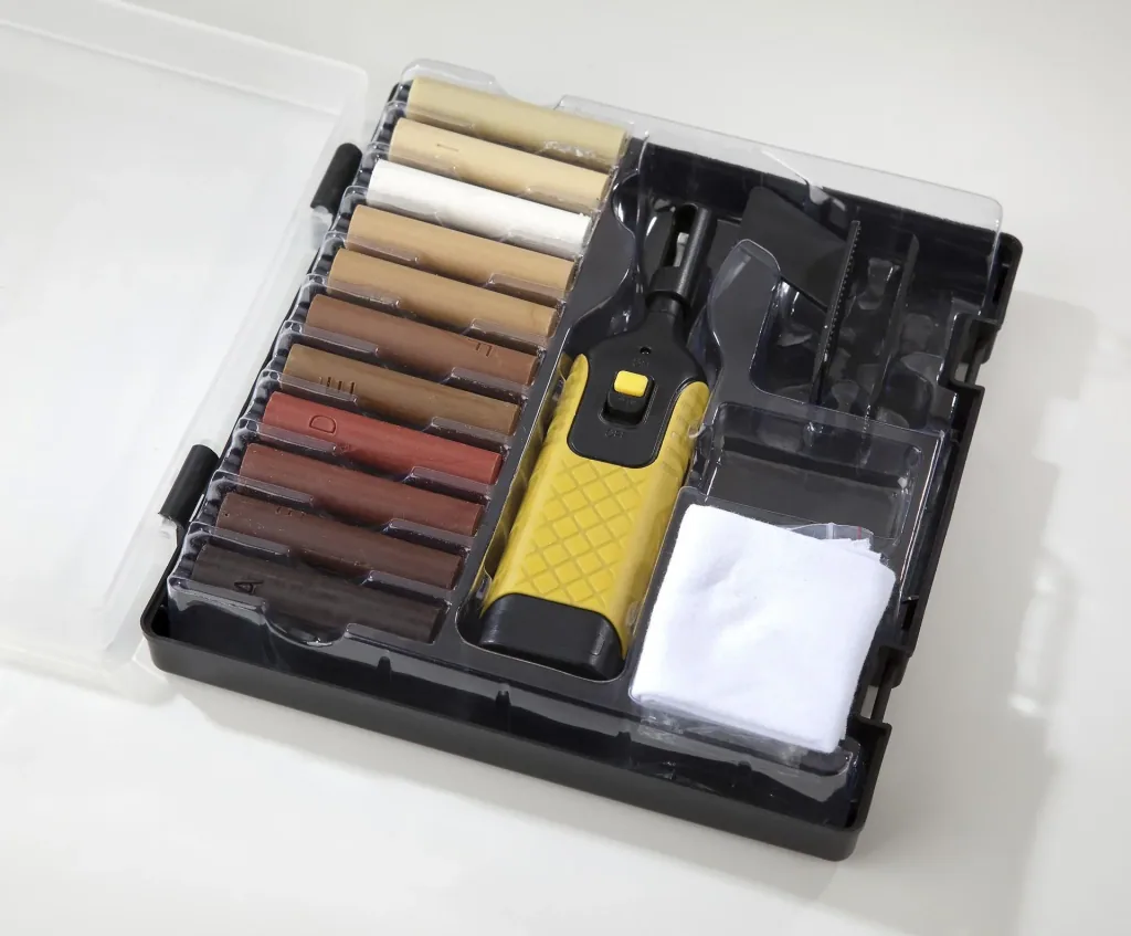 Reparatur-Set für Laminat und Parkett mit 11 Farben Hartwachsstangen