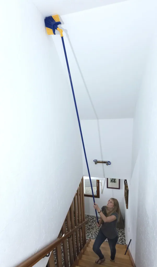 Teleskop Besen - Ideal zur Dachrinnenreinigung