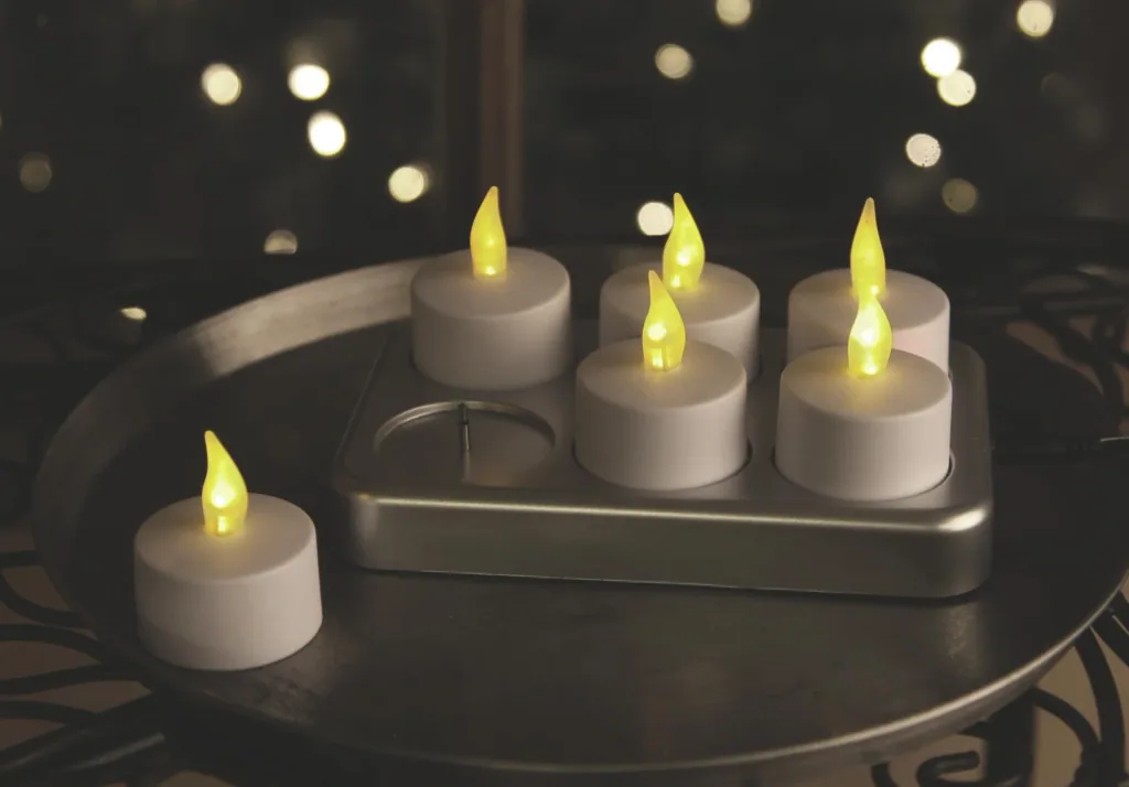LED Teelicht Set - 6 Stück, mit Ladestation, weiß